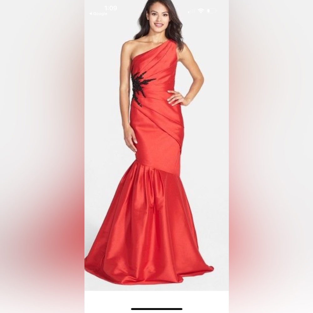 MONIQUE LHUILLIER one shoulder gown